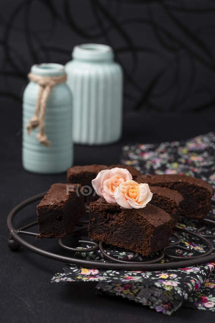 Brownies decorados con rosas de azúcar en rejilla de alambre - foto de stock