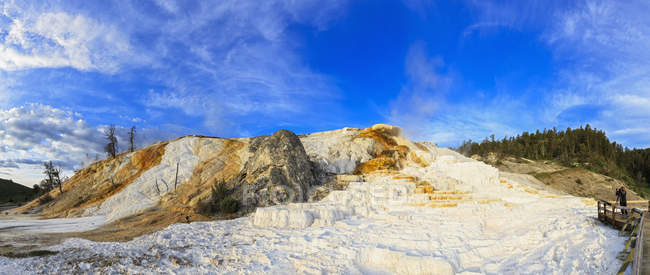 Соединенные Штаты Америки, Ylowstone National Park, Rock of geyser, Панорама — стоковое фото