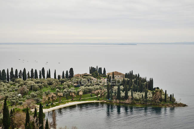 Lago de Garda y Baia delle Sirene vista - foto de stock