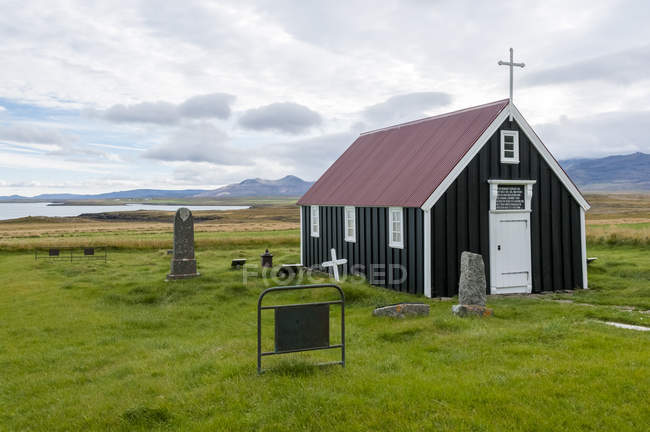 Iceland, Bjarnarhoefn, view to church and graveyard — Stock Photo
