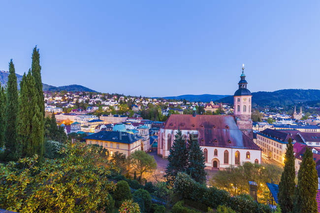 Germania, Baden-Wuerttemberg, Baden-Baden, Paesaggio urbano con chiesa collegiata la sera — Foto stock