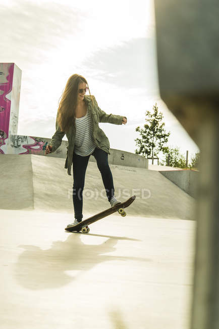 Mujer skateboarding en skatepark - foto de stock