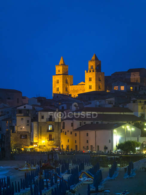 Italien, Sizilien, Cefalu, Blick auf Cefalu mit Cefalu-Kathedrale bei Nacht — Stockfoto