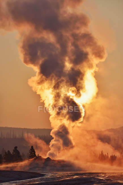 USA, Wyoming, Parco Nazionale di Yellowstone, Bacino superiore dei Geyser, Old Faithful Geyser fumante all'alba — Foto stock