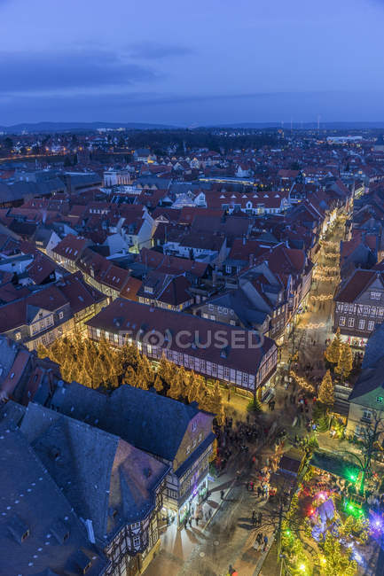 Germania, Bassa Sassonia, Goslar, mercatino di Natale la sera — Foto stock