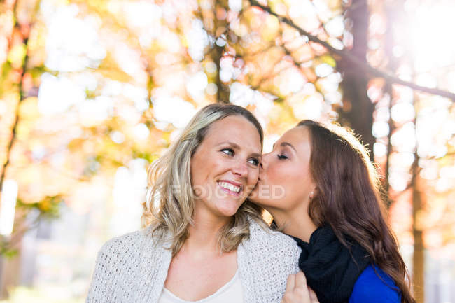 Жінка цілуватися подруга — стокове фото