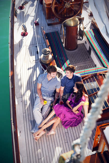 Glückliche Freunde an Deck eines Segelschiffs — Stockfoto