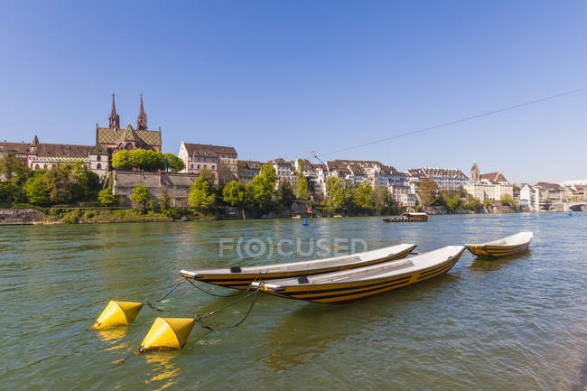 Schweiz, Basel, Stadtblick vom Rheinufer aus, Boote im Vordergrund — Stockfoto