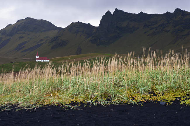 Islanda, Vik, veduta della chiesa durante il giorno — Foto stock