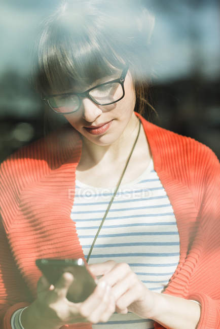 Jeune femme d'affaires utilisant le téléphone moblie — Photo de stock