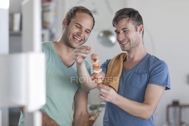 Щасливі одностатеві пари готує шашлик М'ясо кухні — стокове фото