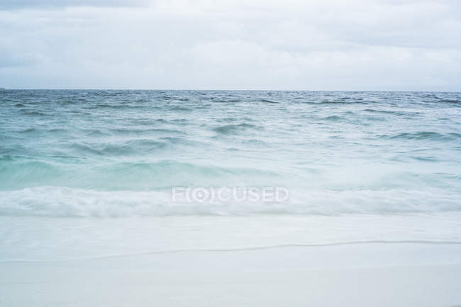 Мальдіви, Арі-Атолл, сильний шторм над океаном — стокове фото