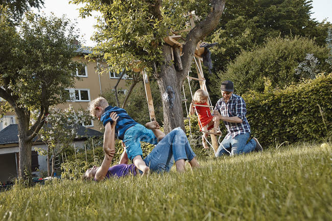 Familia Feliz Jugando En El Jardin De Verano Actividad Del Fin