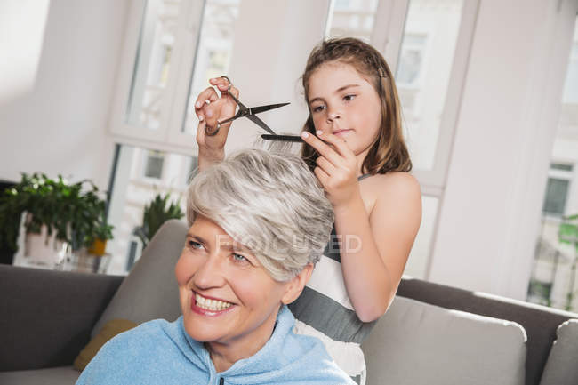 Можно ли бабушке стричь волосы внучке