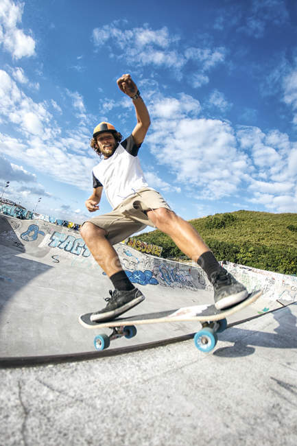 Young man skateboarding in a skatepark — Stock Photo
