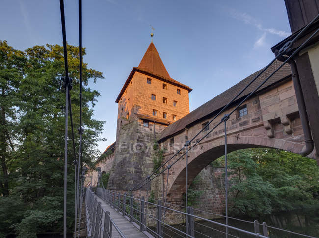 Німеччина, Нюрнберг, Kettensteg і Schlayerturm в мережі річки — стокове фото