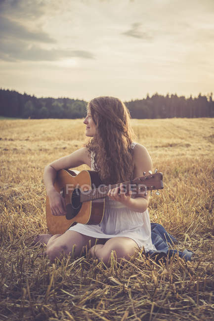 Frau Mit Gitarre Sitzt Auf Gerstenfeld Braune Haare Kaukasisch Stock Photo 179010380