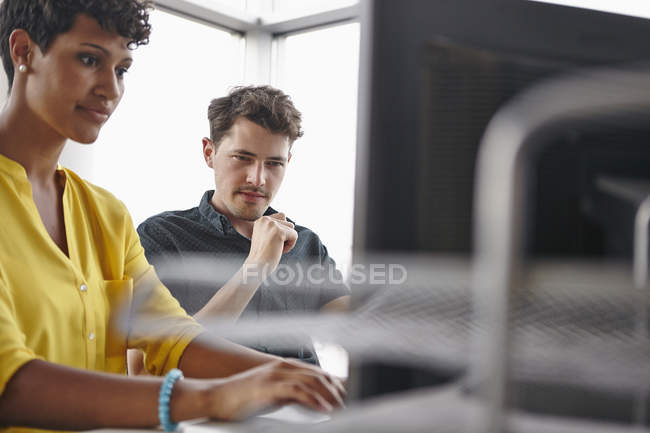 Mann und Frau am Schreibtisch — Stockfoto