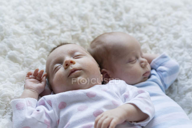 Primo piano dei gemelli appena nati addormentati sulla coperta — Foto stock