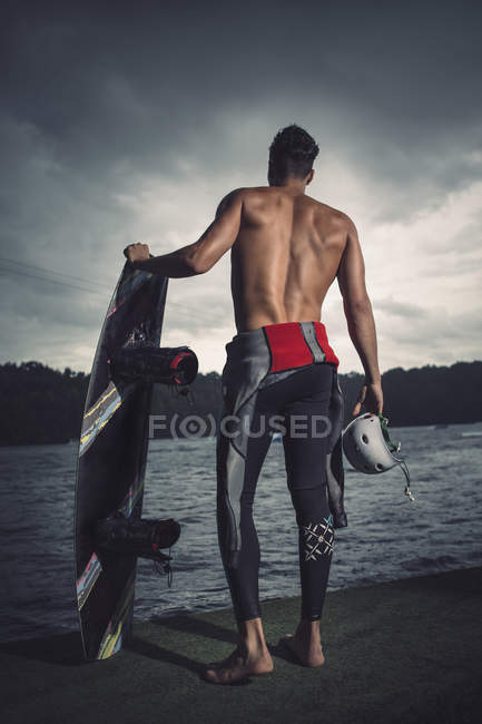 Vista posteriore del giovane wakeboarder al fiume — Foto stock