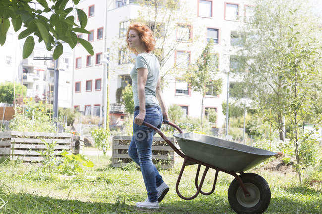 Молода жінка-садівництва, міського садівництва Тачка Холдинг — стокове фото