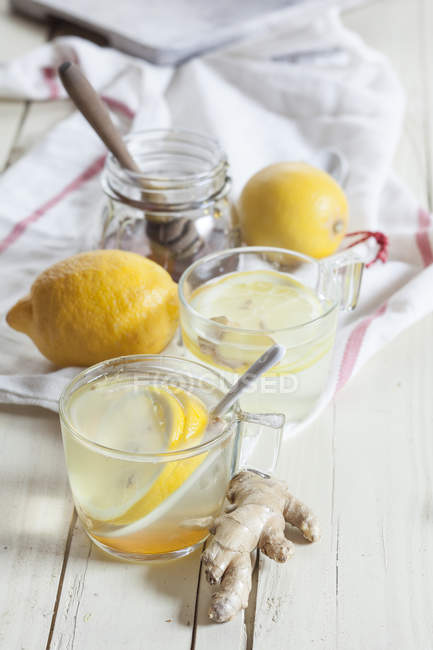 Vista ravvicinata di infusione di zenzero e limone con miele — Foto stock