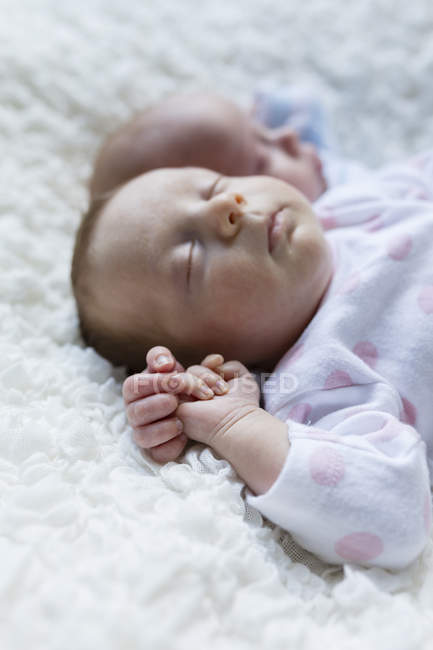 Durmiendo bebé recién nacido chica mintiendo además de hermano gemelo - foto de stock