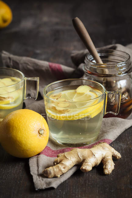 Vue rapprochée de l'infusion chaude citron-gingembre au miel — Photo de stock