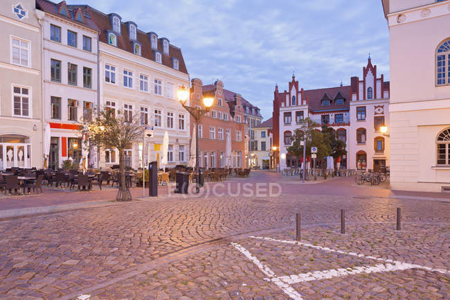 Germania, Wismar, piazza del mercato al tramonto — Foto stock