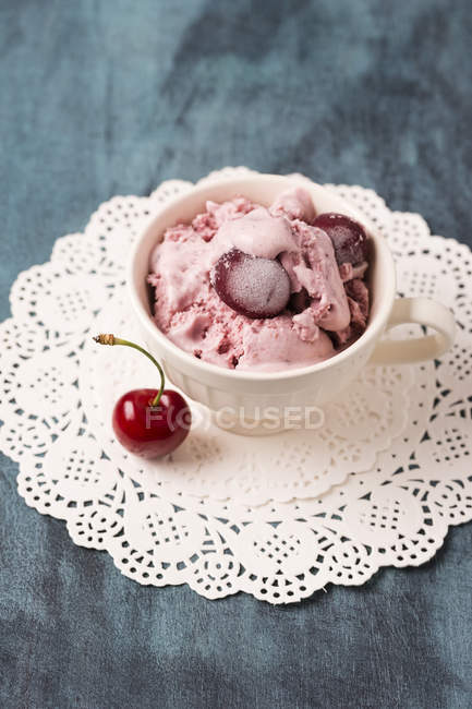 Closeup de sorvete de cereja caseiro em copo branco colocado no guardanapo — Fotografia de Stock