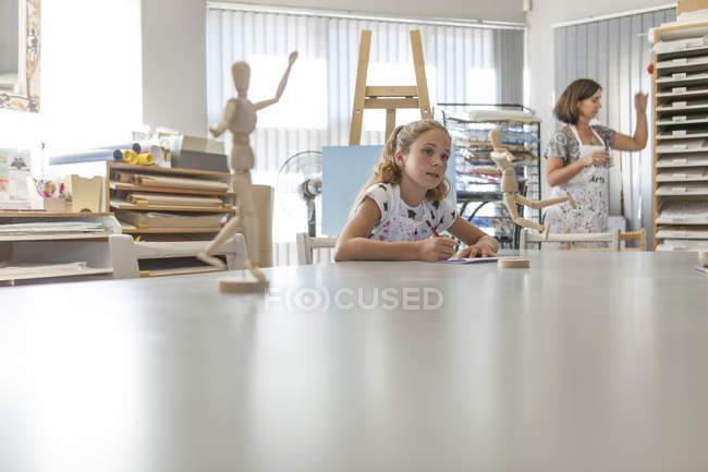 Girl and teacher in an art class studio — Stock Photo