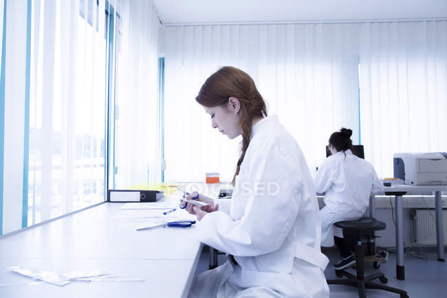 Assistants de laboratoire travaillant en laboratoire clinique — Photo de stock