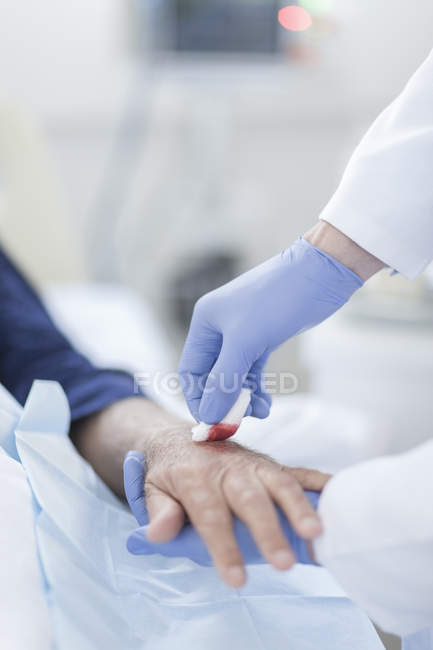 Infermiera pulizia paziente mano da flebo — Foto stock