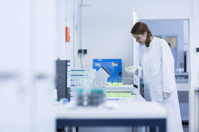 Laboratory assistant working in clinical laboratory — Stock Photo