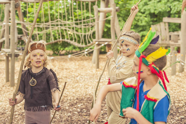 Deutschland, Sachsen, Indianer und Cowboyparty, Jungs spielen mit Pfeil und Bogen — Stockfoto