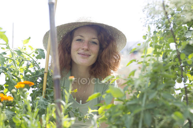 Молодая женщина в маленьком саду — стоковое фото