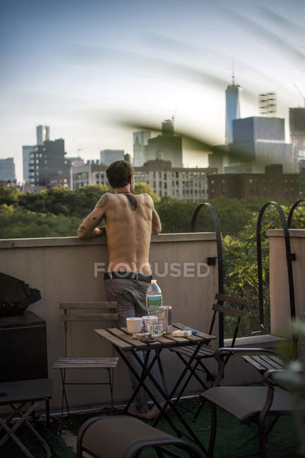 États-Unis, New York, Homme debout sur le toit-terrasse, vue — Photo de stock