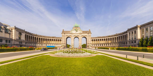 Bélgica, Bruselas, Parc du Cinquantenaire, Arco triunfal y columnatas, Panorama view - foto de stock