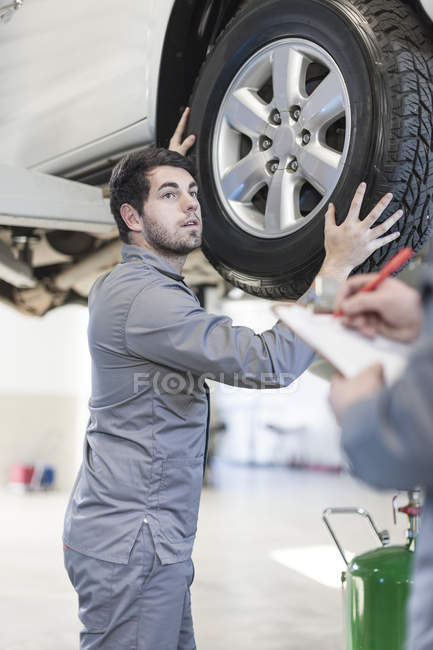 Car mechanic working in repair garage — Stock Photo