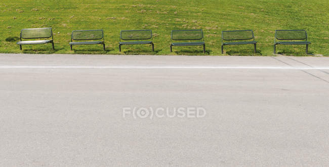 Германия, Бавария, Мюнхен, Олимпийский парк, пустые скамейки — стоковое фото