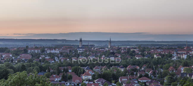 Deutschland, sachsen-anhalt, halberstadt blick mit dom am abend — Stockfoto
