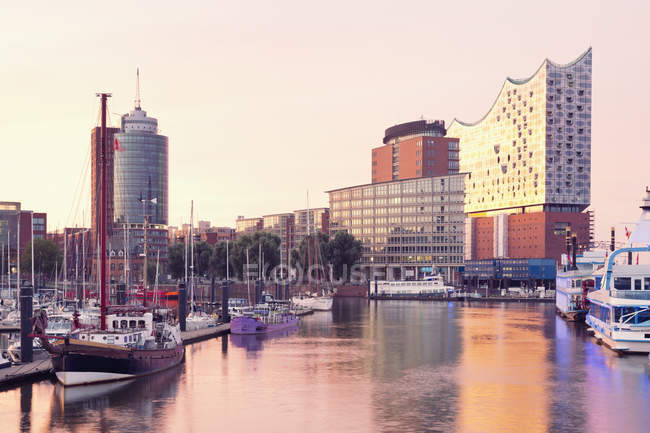 Німеччина, Гамбург, Elbphilharmonie і гавані ранку світло — стокове фото