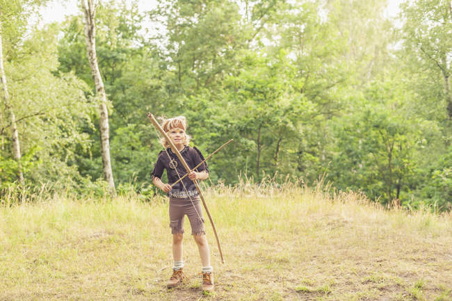 Garçon portant costume indien jouer avec l'arc et la flèche — Photo de stock