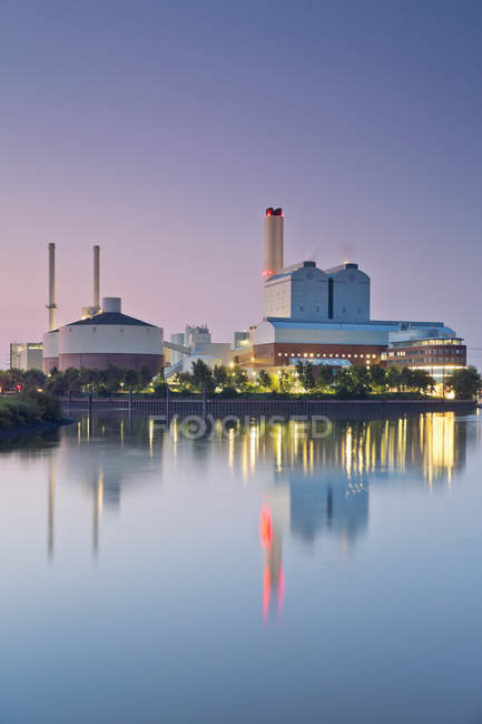Alemania, Hamburgo, central de carbón por la noche - foto de stock