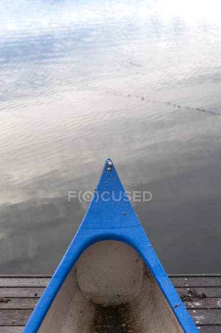 Arco de uma canoa com lago no fundo — Fotografia de Stock
