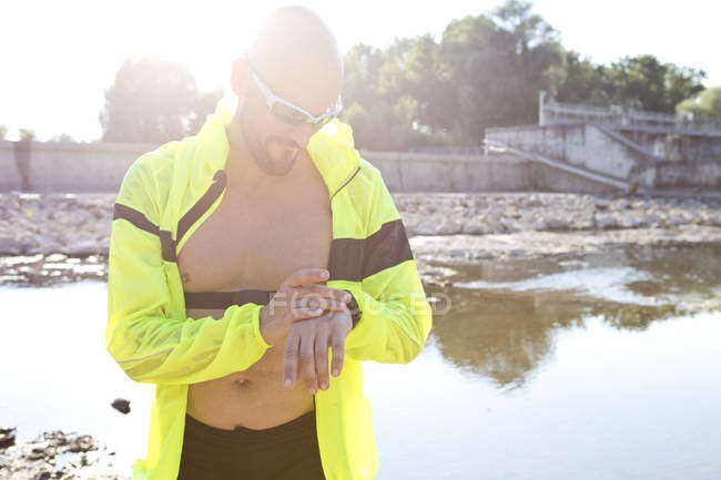 Homem de esportes desgaste ajustando seu smartwatch — Fotografia de Stock