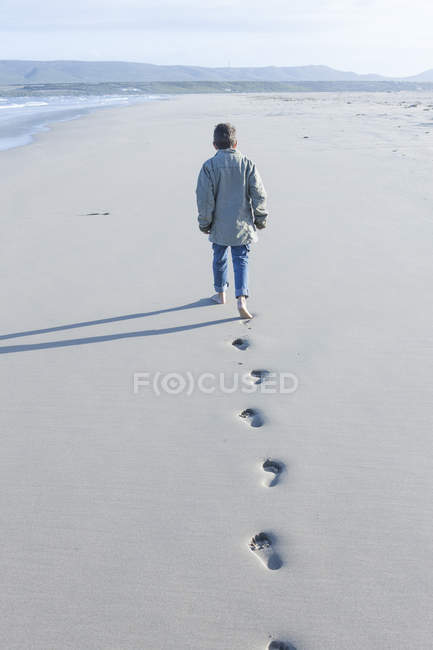 Sudafrica, Città del Capo, veduta posteriore di un ragazzo che cammina sulla spiaggia — Foto stock