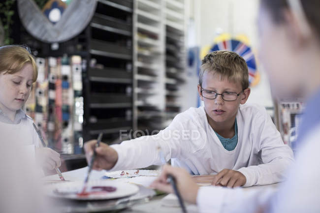 Kids studying in art class at school — Stock Photo
