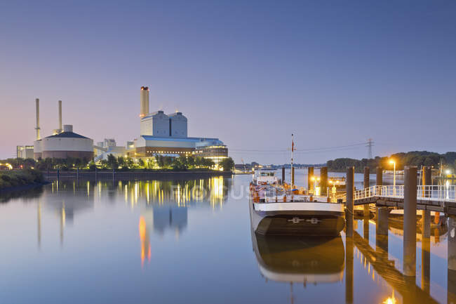 Central eléctrica de carbón por la noche, Hamburgo, Alemania - foto de stock