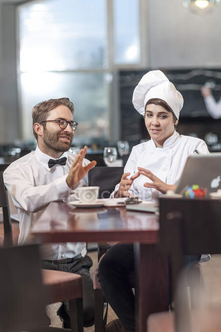 Restaurante chef e gerente discutindo menu — Fotografia de Stock